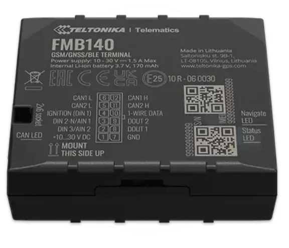 Черный прямоугольный Teltonika FMB140 GSM/GNSS/BLE терминал сверху, с белым текстом, диаграммой подключения и индикаторами.