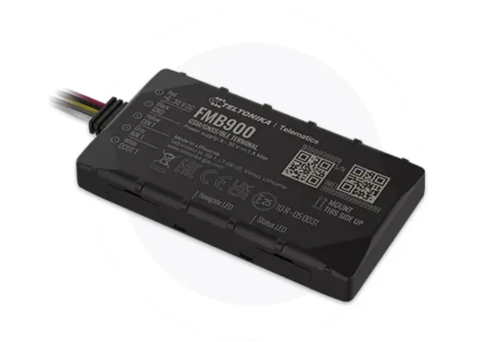 Черный прямоугольный Teltonika FMB900 2G GPS-трекер для автомобиля с Bluetooth и антеннами GNSS/GSM, вид сверху, кабельный