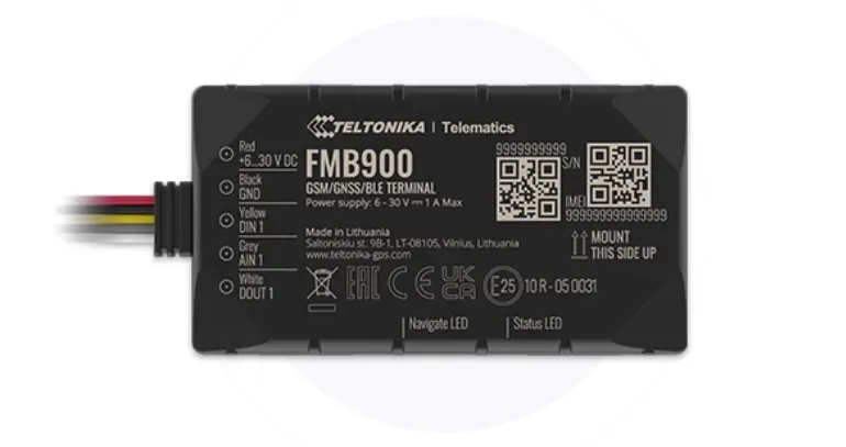 Черный прямоугольный Teltonika FMB900 2G GPS-трекер для автомобиля с Bluetooth и антеннами GNSS/GSM, вид сверху, показаны
