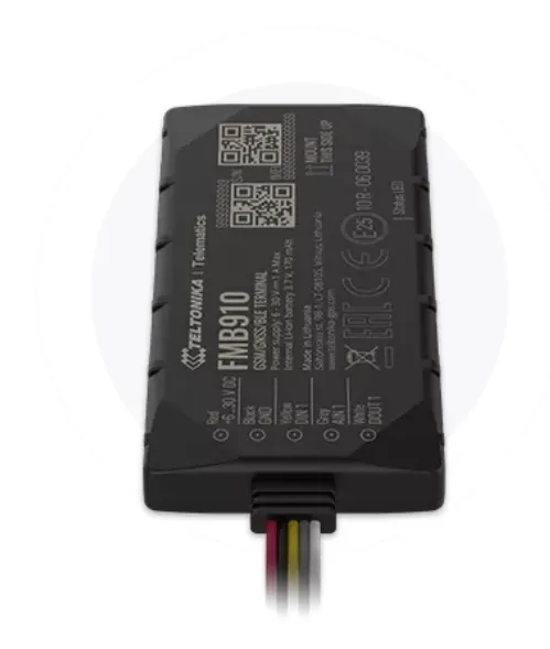 Черный прямоугольный GPS-трекер Teltonika FMB910 с надписями и проводами на разъемах, установленный на транспортном средстве.