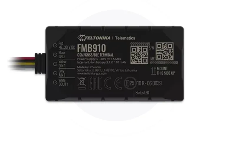 Черный прямоугольный GPS-трекер Teltonika FMB910, вид сверху, пять цветных проводов слева, белый текст с обозначениями