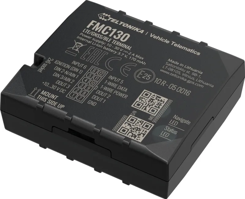 Teltonika FMC130 GPS tracker para vehículos con conectividad LTE/3G/2G/GNSS/BLE 4.0, mostrando la superficie superior con
