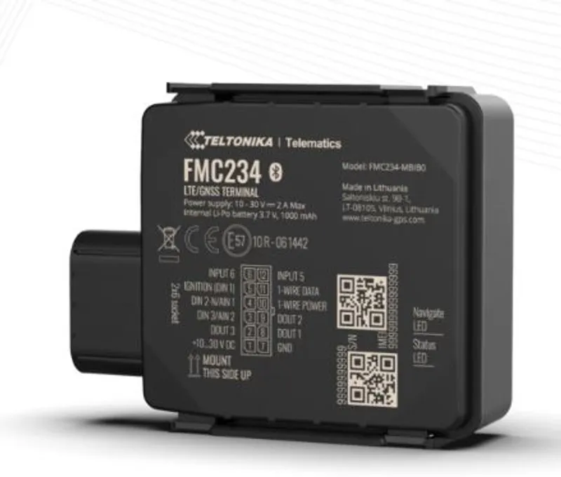 Черный прямоугольный терминал Teltonika FMC234 LTE/GNSS с белой этикеткой, разъемом слева и креплениями сверху и снизу,