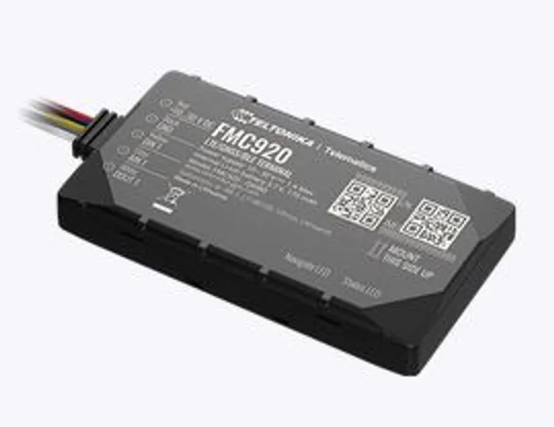 Teltonika FMC920 GPS tracker 4G Cat 1 con Bluetooth, vista dall'alto su superficie con etichetta grigia e cavi colorati