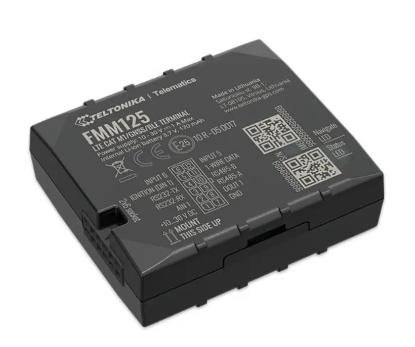 Teltonika FMM125, visualizzazione della parte superiore del dispositivo di localizzazione veicolo con connettore e codici QR