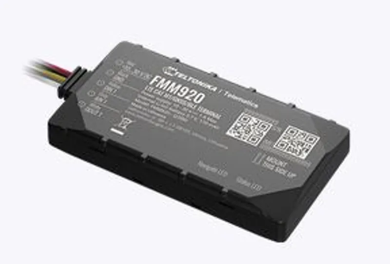 Черный прямоугольный Teltonika FMM920 GPS-трекер для автомобиля, вид спереди, на белом фоне, с этикеткой модели,