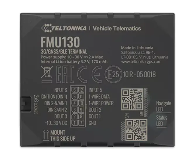 Teltonika FMU130, vista superior de la etiqueta trasera del terminal de telemática vehicular negro mostrando
