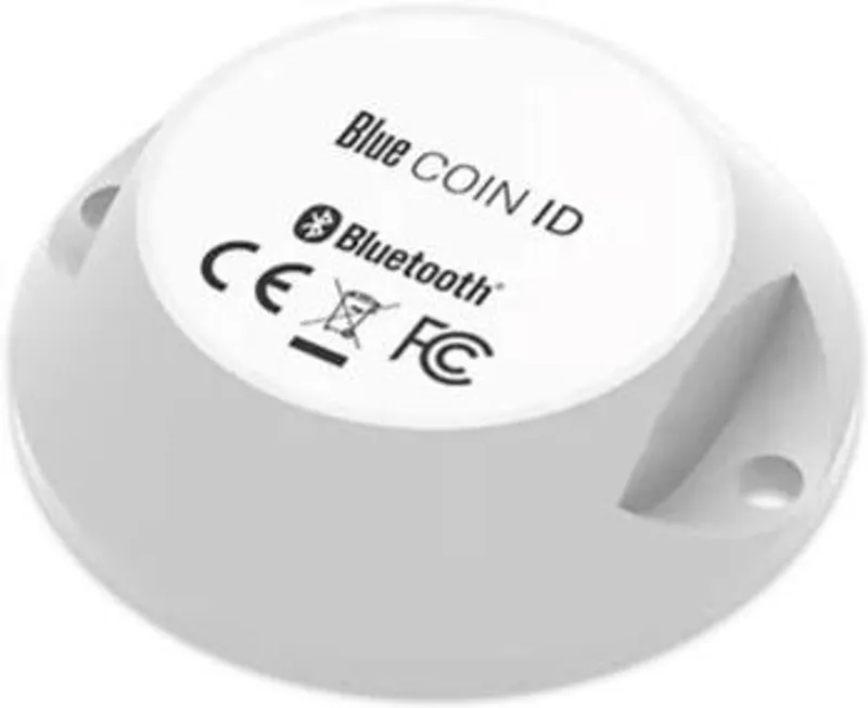 Blue COIN ID, kleines weißes elektronisches Gerät mit Bluetooth-Aufschrift und CE/FC-Symbolen, montierbar an Industrieanlagen