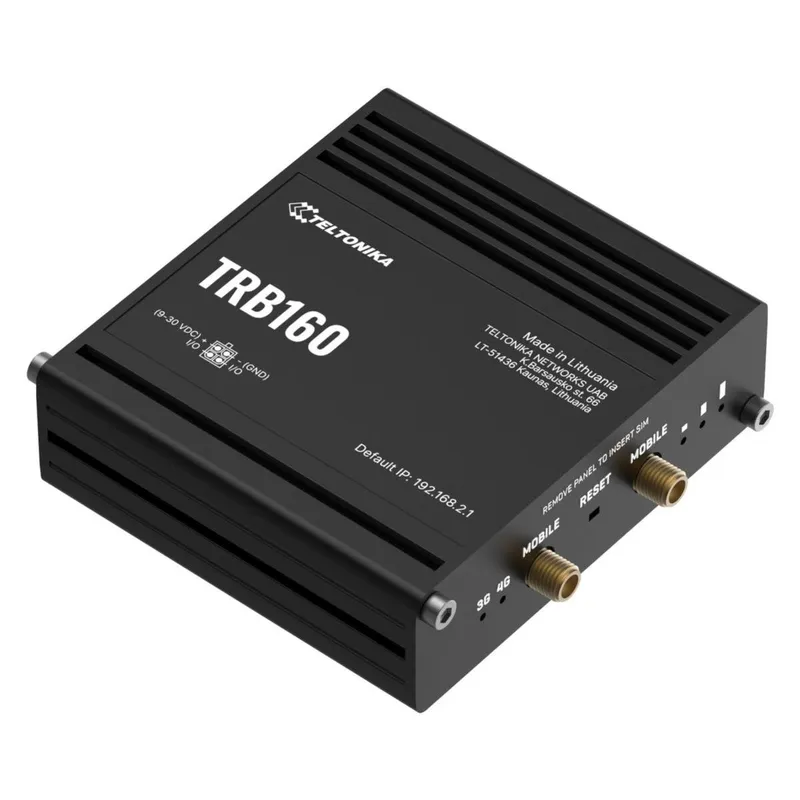 TRB160 Industrial 4G LTE Cat 6 IoT Gateway mit USB Type-C, gezeigt aus schrägem Blickwinkel, matte schwarze Oberfläche mit