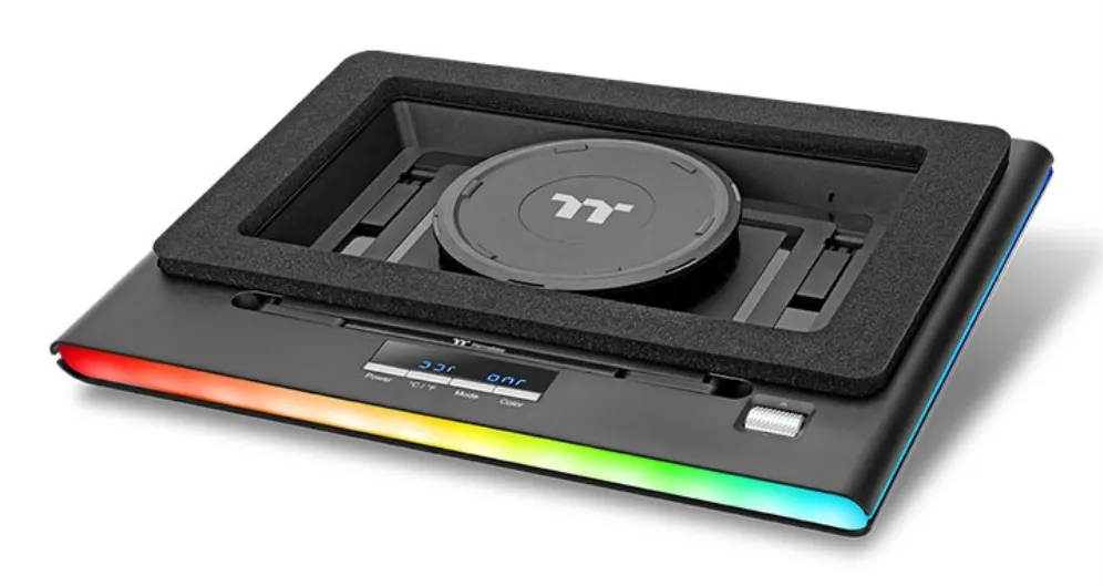 Thermaltake Massive EXTREME NB Cooler, supporto raffreddamento laptop nero con ventola centrale, striscia RGB e pannello di