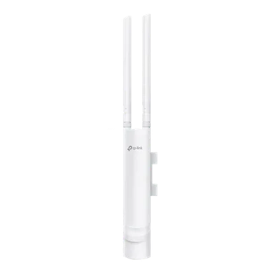 Punto de acceso TP-Link Omada EAP110-Outdoor con antenas omnidireccionales blancas en posición vertical sobre fondo negro