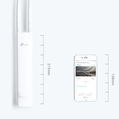 Punto de acceso TP-Link Omada EAP110-Outdoor blanco con antenas verticales junto a smartphone mostrando la app Omada en