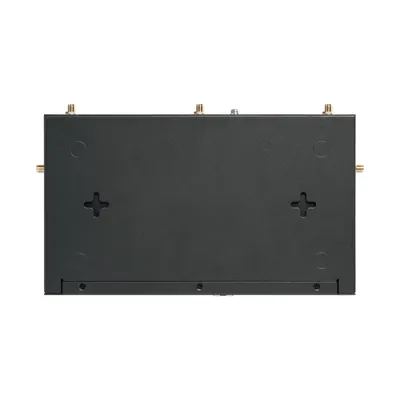 TP-Link Omada ER703WP-4G-Outdoor уличный роутер сзади с двумя крепежными отверстиями и четырьмя антенными разъемами.