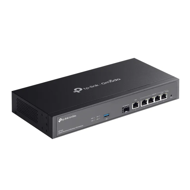 TP-Link Omada ER7406 Gigabit-Rackmount-VPN-Gateway in Schwarz mit Logo, USB-, SFP- und vier Ethernet-Ports sowie TP-Link Omada ER7406 Gigabit-Rackmount-VPN-Gateway in Schwarz mit Logo, USB-, SFP- und vier Ethernet-Ports sowie