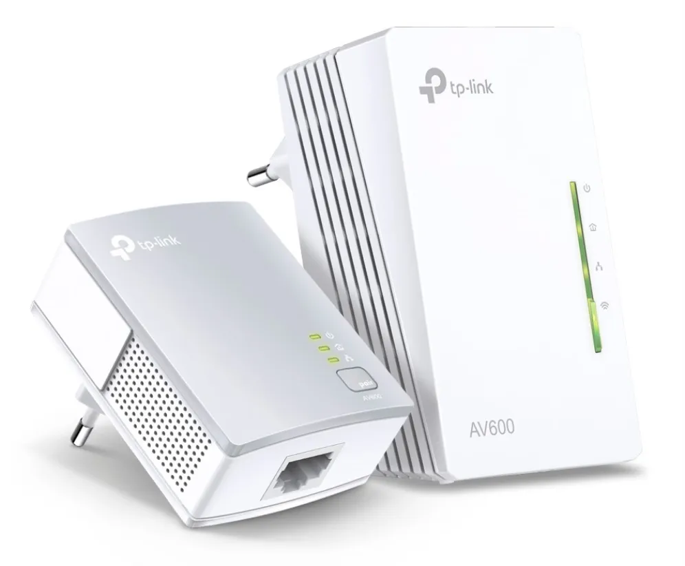 Kit TP-LINK Powerline TL-WPA4221 AV600 due adattatori bianchi con LED verdi uno in verticale e uno angolato con pulsante