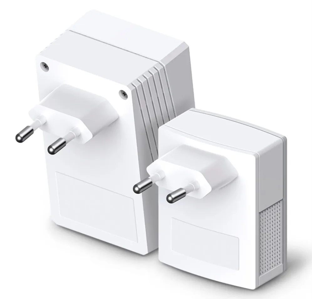 Kit TP-LINK TL-WPA4221 Powerline AV600 due adattatori bianchi con spina europea e prese d'aria laterali su sfondo bianco.