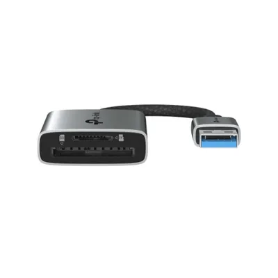 Lector de tarjetas TP-Link UA430 USB-C con ranuras SD y microSD, dispositivo plateado con cable trenzado negro y logo en la Lector de tarjetas TP-Link UA430 USB-C con ranuras SD y microSD, dispositivo plateado con cable trenzado negro y logo en la