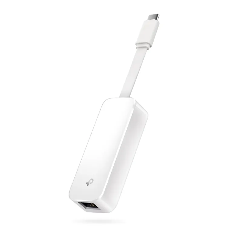 Weißer TP-Link UE300C USB-C-zu-Gigabit-Ethernet-Adapter mit USB-C-Stecker oben und RJ45-Port unten schräg vor weißem