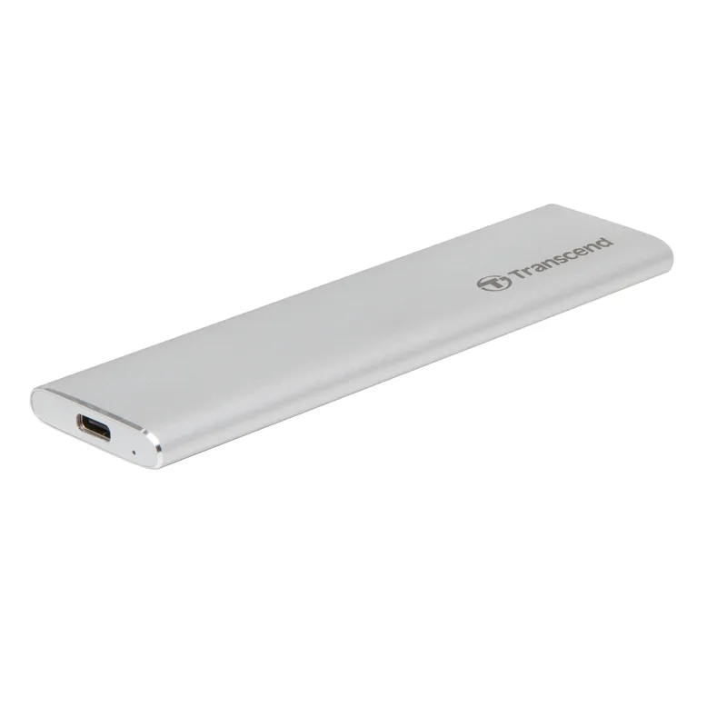 Externes Transcend M.2 SATA SSD-Gehäuse aus Aluminium mit USB-C-Anschluss in silberner Schrägansicht.