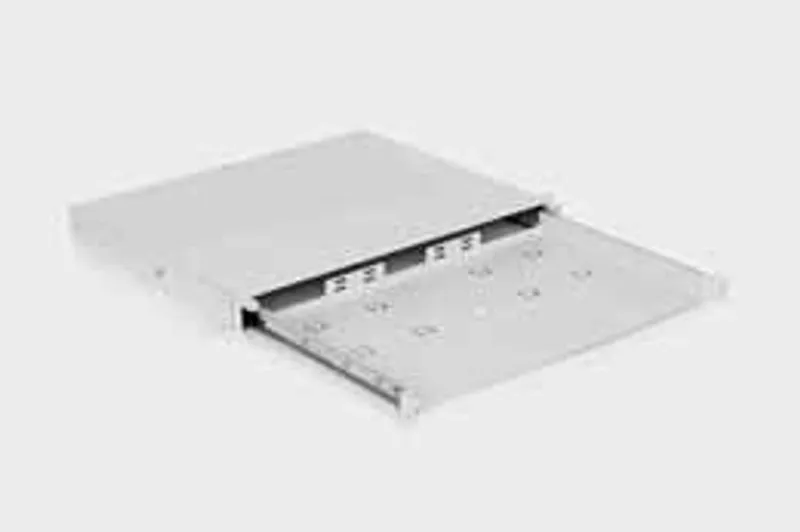 Panel de fibra óptica Triton 19" sin frontal 1U en chasis metálico gris extraíble con ranuras para adaptadores en rack.