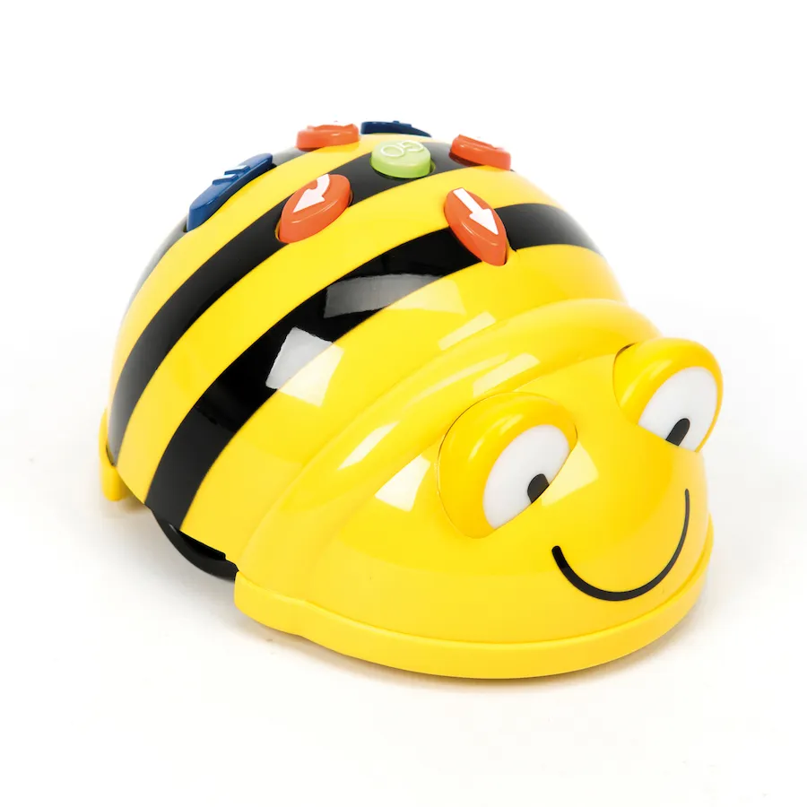 Robot Bee-Bot programmabile per bambini dai 3 anni con pulsanti colorati e frecce direzionali su sfondo neutro. Robot Bee-Bot programmabile per bambini dai 3 anni con pulsanti colorati e frecce direzionali su sfondo neutro.