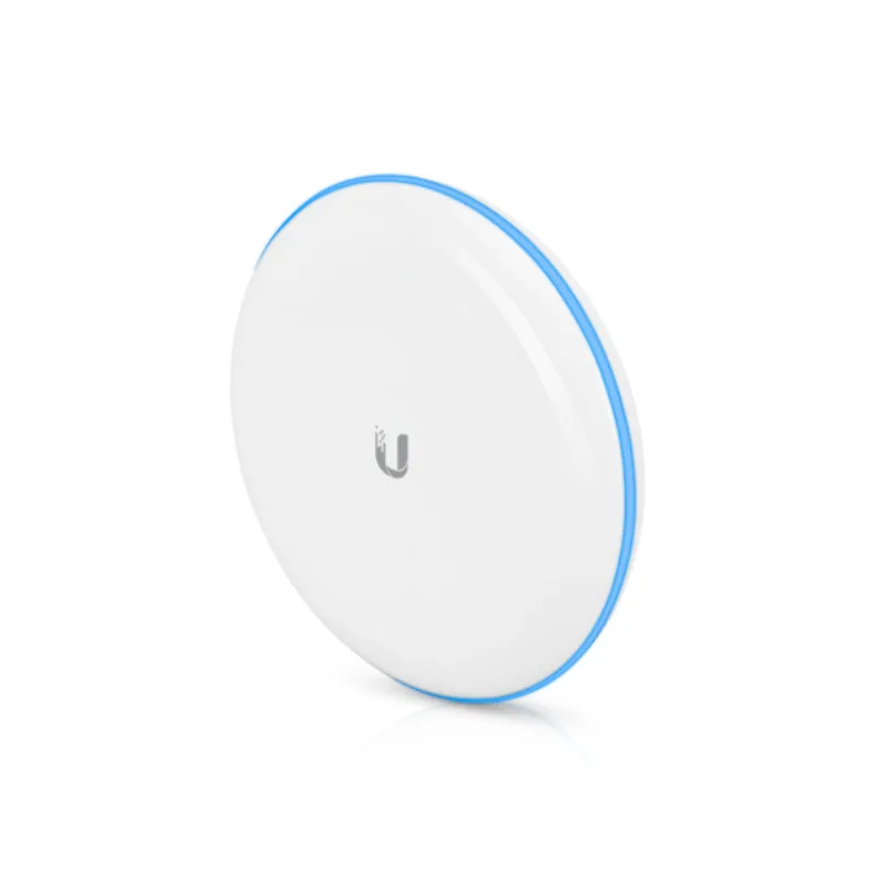 Ubiquiti UniFi UBB 60GHz/5GHz PtP Bridge Kit mit weißer Rundantenne und blauem Rand im Einsatz für