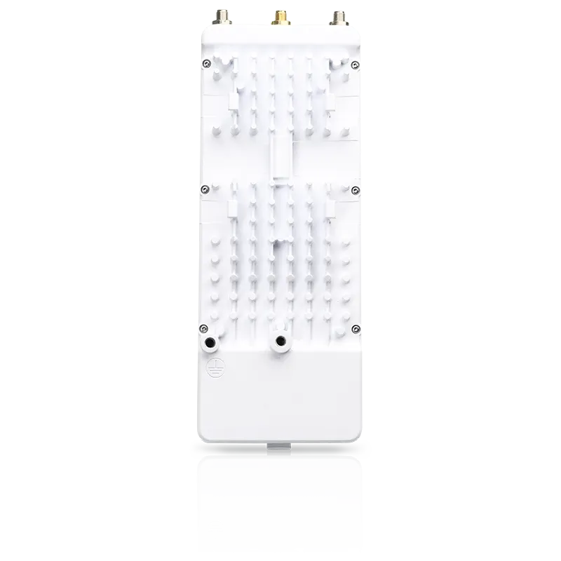 Ubiquiti AirFiber 5XHD Funkgerät Rückansicht mit Kühlrippenmuster, drei goldenen Anschlüssen und seitlichen Schrauben für