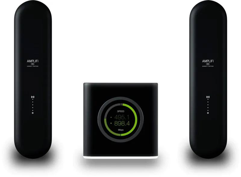 Système Wi-Fi maillé AmpliFi Gamer’s Edition avec deux routeurs noirs et un routeur central affichant 495,1 et 898,4 Mbps