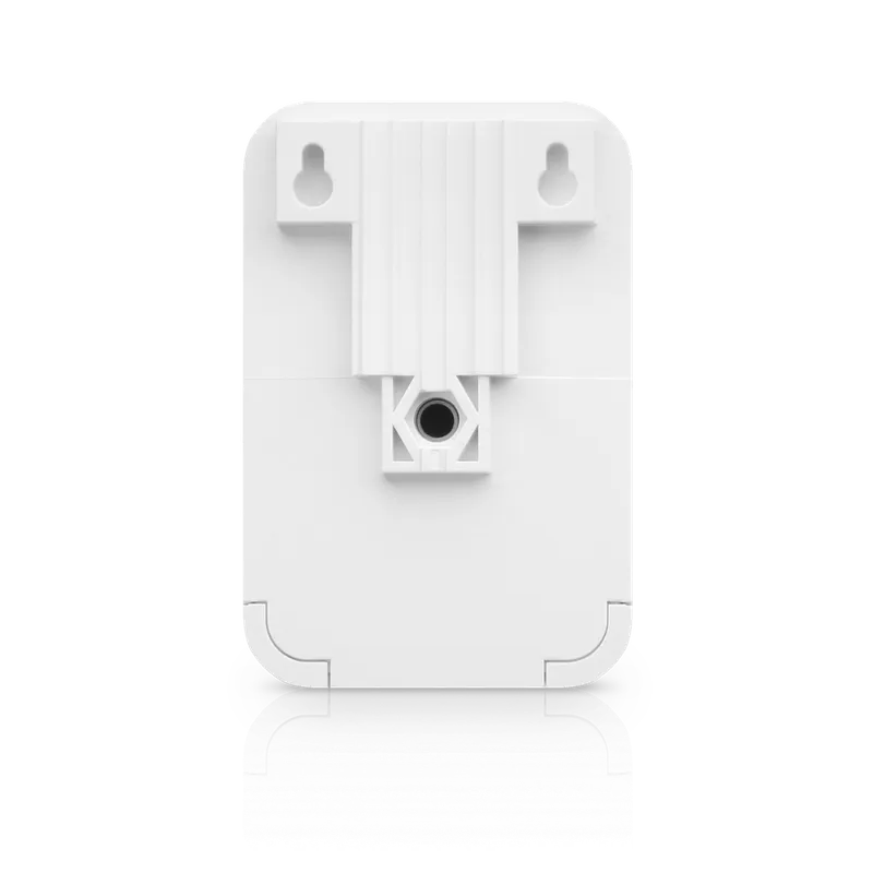 Ubiquiti Ethernet Surge Protector Gen 2 сзади на чёрном фоне с крепёжными пазами и отверстием для монтажа.