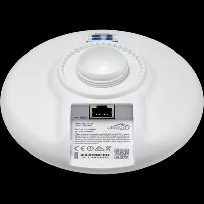 NanoBeam M5 5GHz 16 dB airMax CPE visto por detrás con puerto Ethernet botón de reset y etiqueta técnica en exterior.