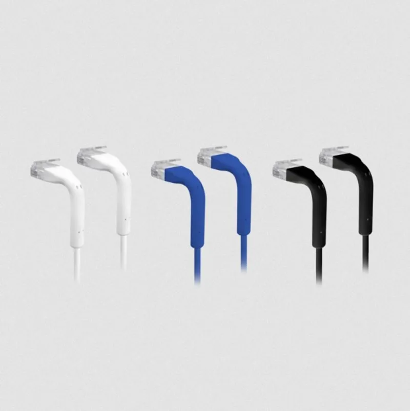 Câble patch Ubiquiti UniFi 1m blanc, trois paires de câbles Ethernet fins avec connecteurs RJ45 et protections