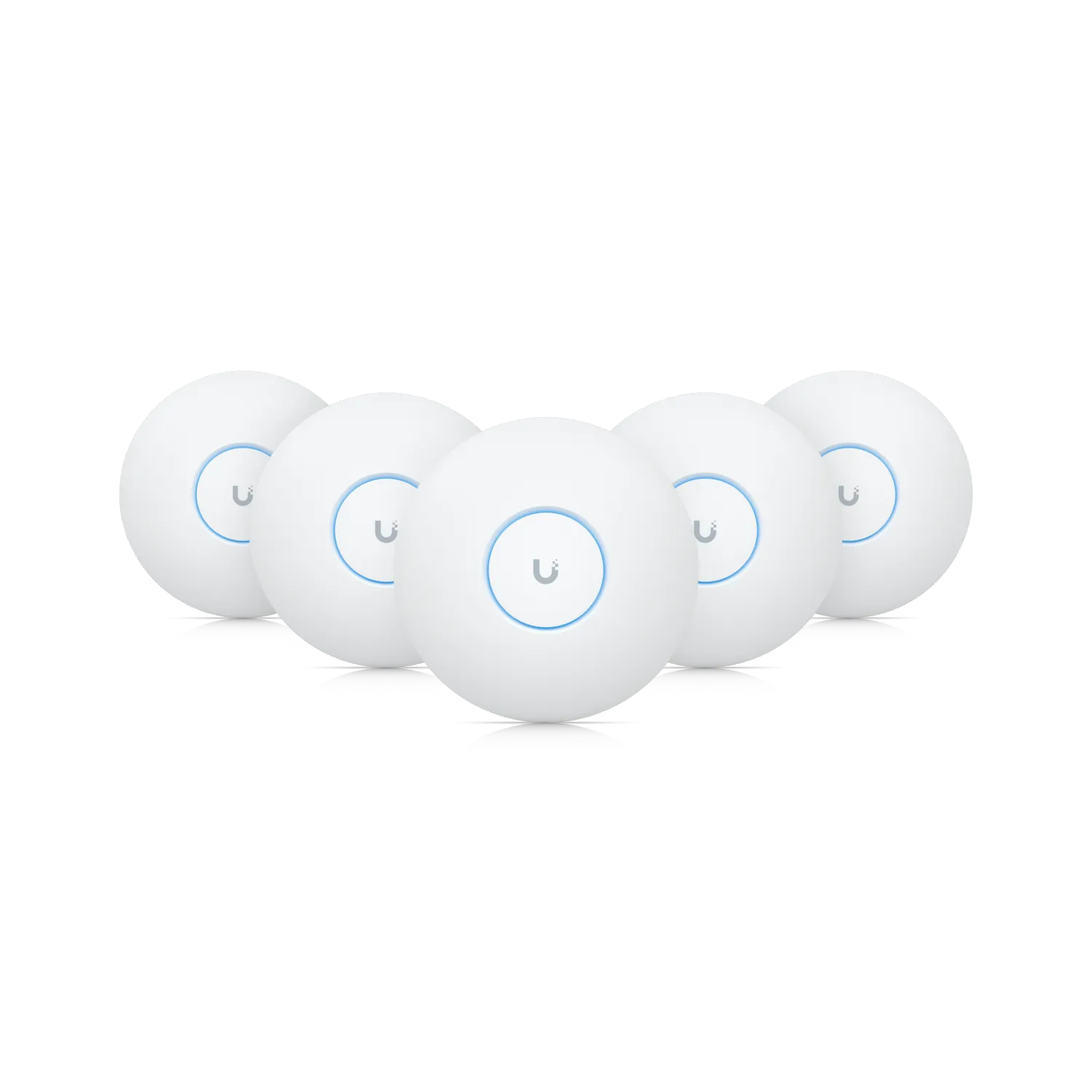 Lot de 5 points d’accès UniFi AP U7-PRO blancs en rangée décalée sur fond noir avec anneau bleu central.
