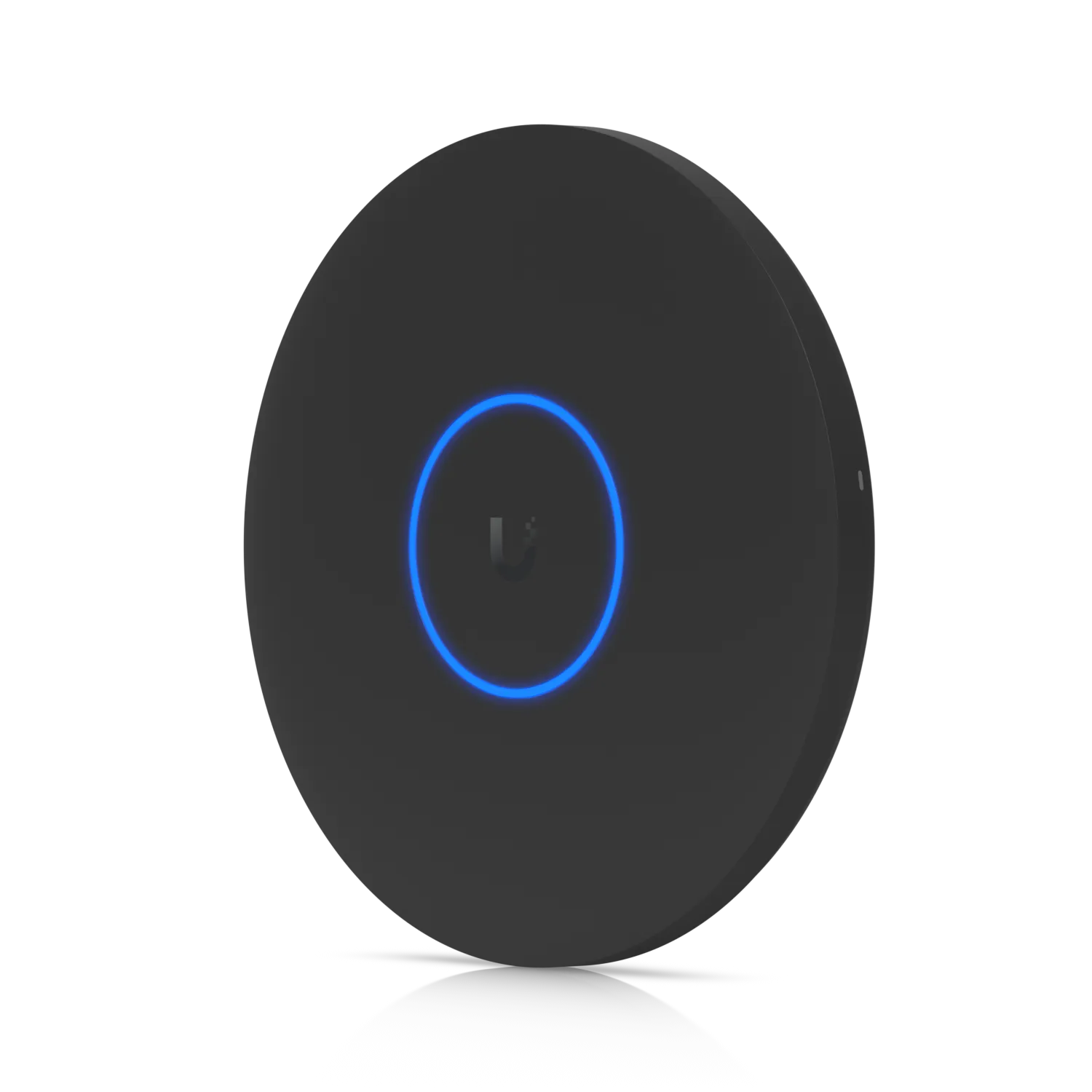 Ubiquiti UniFi U7-Pro XGS WiFi 7 потолочная точка доступа чёрного цвета с синим светодиодным кольцом вокруг логотипа U на Ubiquiti UniFi U7-Pro XGS WiFi 7 потолочная точка доступа чёрного цвета с синим светодиодным кольцом вокруг логотипа U на