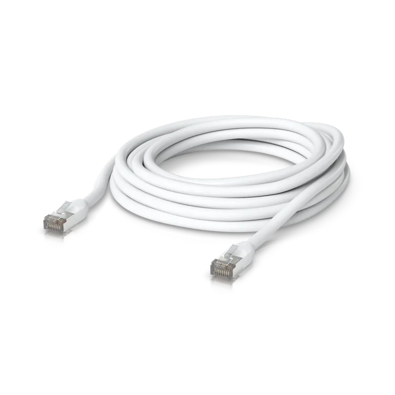 Câble patch Ubiquiti UniFi Outdoor 8m blanc enroulé sur fond noir réfléchissant avec connecteurs RJ45 visibles pour