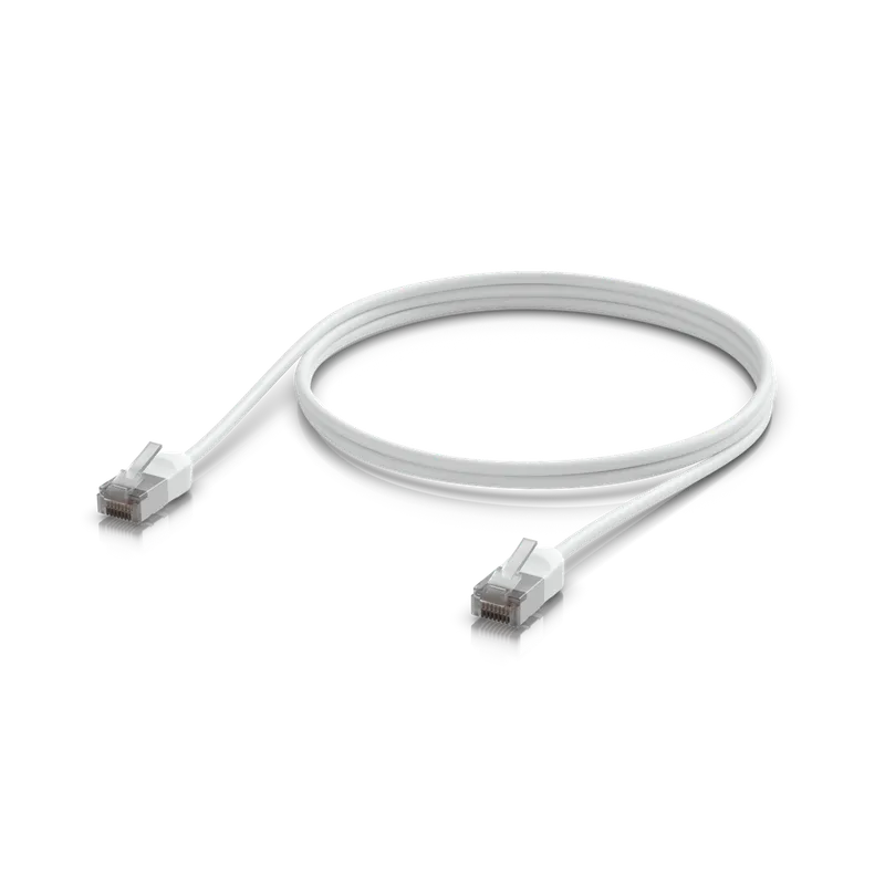Câble patch outdoor Ubiquiti UniFi Premium 5m enroulé sur surface noire réfléchissante avec connecteurs RJ45 blancs pour