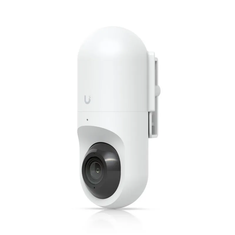 Weiße Ubiquiti UACC-Flex-Cam-PWM-Wandhalterung mit montierter UniFi Protect Flex Kamera, Objektiv unten, LED und Logo für