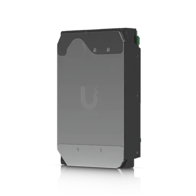 Ubiquiti Enterprise 3,5-Zoll-Festplatte 24TB mit silberner Abdeckung und U-Logo auf schwarzem Hintergrund. Ubiquiti Enterprise 3,5-Zoll-Festplatte 24TB mit silberner Abdeckung und U-Logo auf schwarzem Hintergrund.