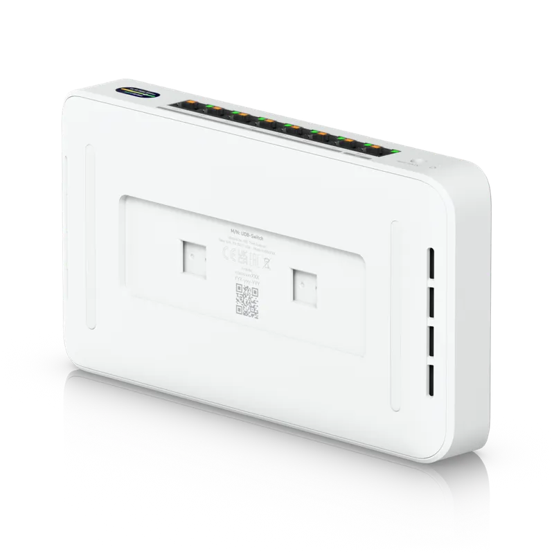 Ubiquiti UniFi Device Bridge Switch von hinten mit Ethernet-Ports, Status-LEDs, QR-Code und Montageschlitzen auf schwarzem