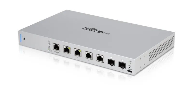 Ubiquiti UniFi US-XG-6POE 10G-Managed-Switch mit 802.3bt PoE++ in Silber, Schrägansicht mit blauer LED-Leiste, sechs Ports