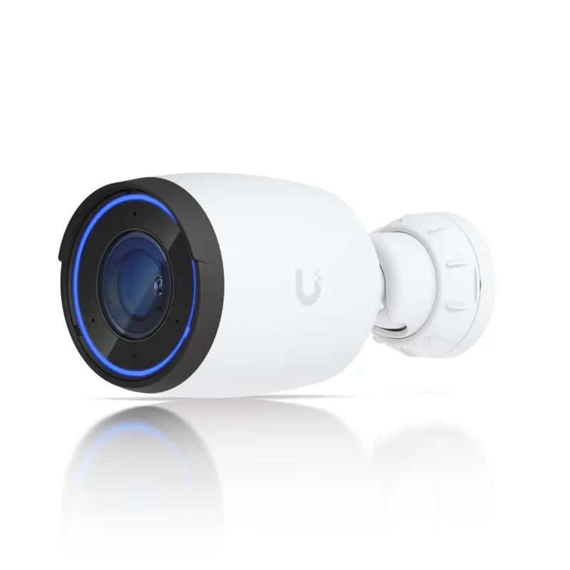 Ubiquiti UVC-AI-Pro weiße Überwachungskamera mit schwarzem Objektivring und blauem LED-Licht in Schrägansicht mit Halterung.