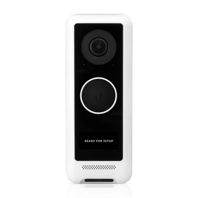 Ubiquiti G4 Türklingel mit schwarzer Frontblende, Kameraobjektiv oben, beleuchtetem U-Logo-Knopf in der Mitte und Ubiquiti G4 Türklingel mit schwarzer Frontblende, Kameraobjektiv oben, beleuchtetem U-Logo-Knopf in der Mitte und