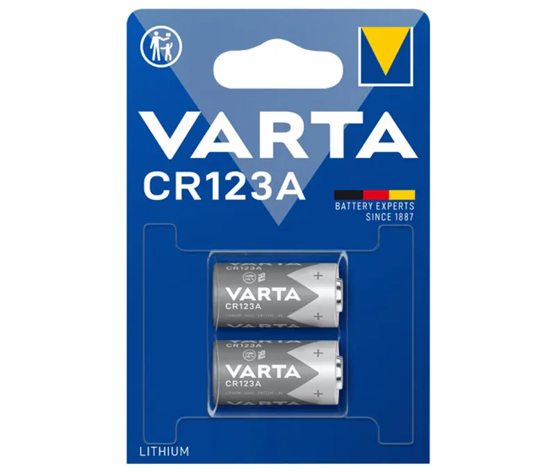 Две литиевые батарейки Varta CR123A в синей упаковке с прозрачным окошком и логотипом бренда на фоне немецкого флага.
