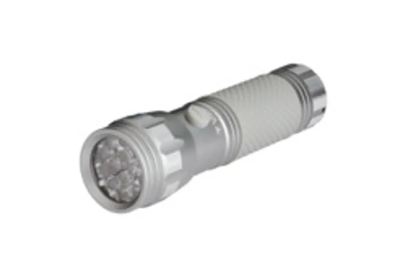 Torcia VARTA UV Light 3AAA con batterie, LED multipli accesi in primo piano e interruttore laterale su superficie scura.