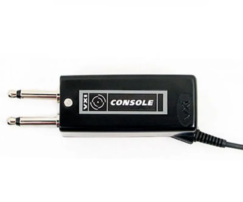 VXI Zubehör Console V Verstärker mit PJ327 Stecker, schwarzes Gerät mit zwei silbernen Audioanschlüssen links und schwarzem