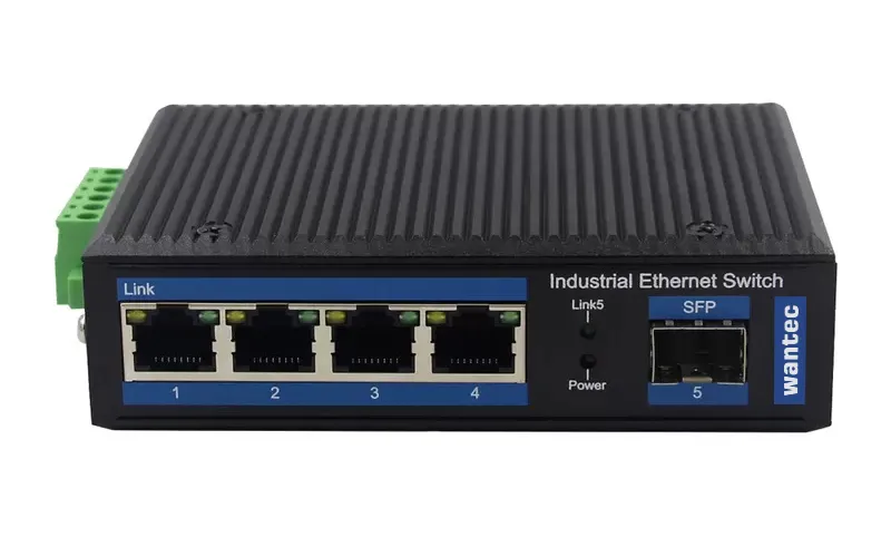 Switch Wantec Indus PoE Fiber Ethernet para armarios con 4 puertos RJ45 y 1 SFP mostrado de frente con conectores y LEDs Switch Wantec Indus PoE Fiber Ethernet para armarios con 4 puertos RJ45 y 1 SFP mostrado de frente con conectores y LEDs