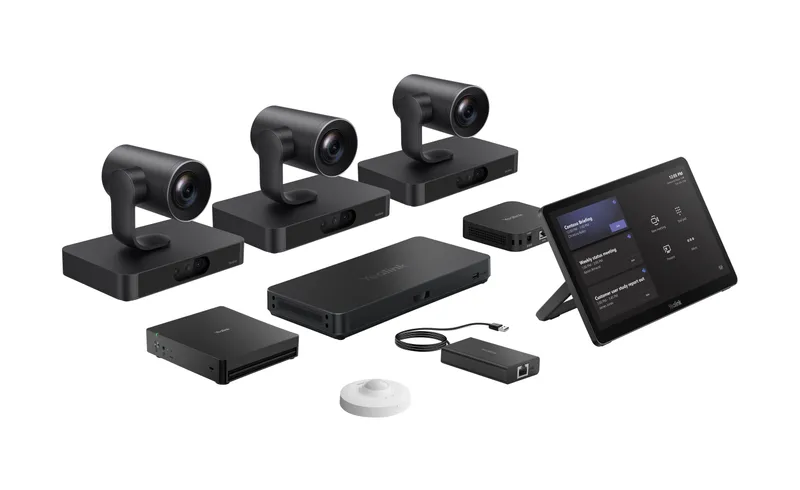 Sistema Yealink MVC S98-C5U-004 con tre telecamere PTZ, unità centrale, hub, controller touch e accessori per