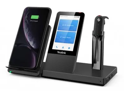 Auricular inalámbrico Yealink WH67 UC con base de carga, smartphone conectado mostrando 8% de batería y pantalla táctil con Auricular inalámbrico Yealink WH67 UC con base de carga, smartphone conectado mostrando 8% de batería y pantalla táctil con