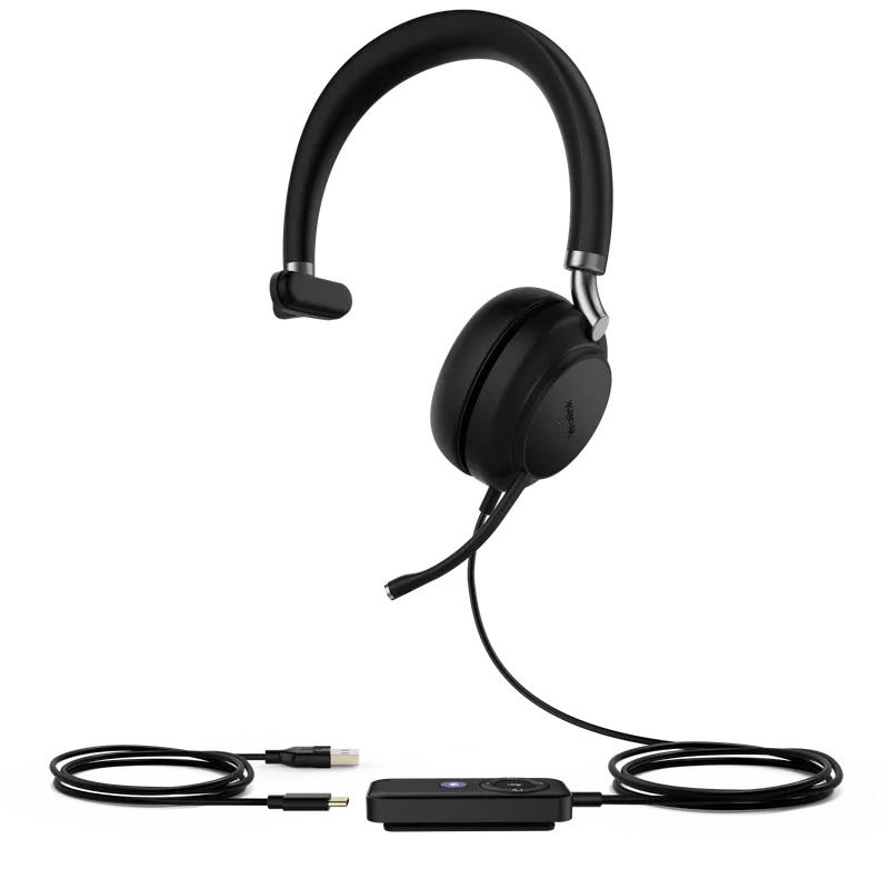Черные наушники Yealink UH38 Mono UC с микрофоном, кабелем и кнопками управления, подключенные к компьютеру