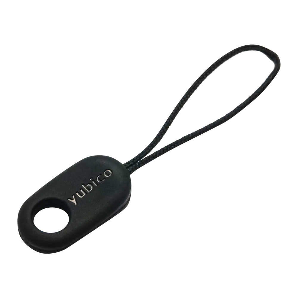 Lanyard Yubico x Keyport ParaPull noir avec trou circulaire et logo yubico en argent attaché à un cordon tressé en position