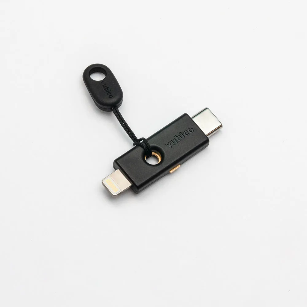 Clé de sécurité YubiKey 5C NFC avec connecteurs USB-C et Lightning attachée à un cordon ParaPull Keyport noir pour un